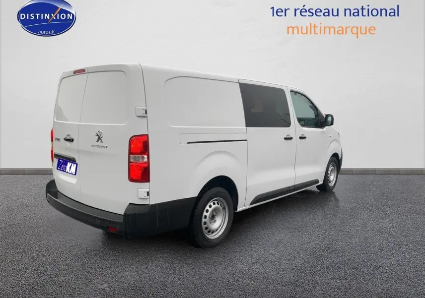 Vue 3/4 arrière droite d’un Peugeot Expert blanc Kaolin avec carrosserie longue et vitres teintées côté passager.