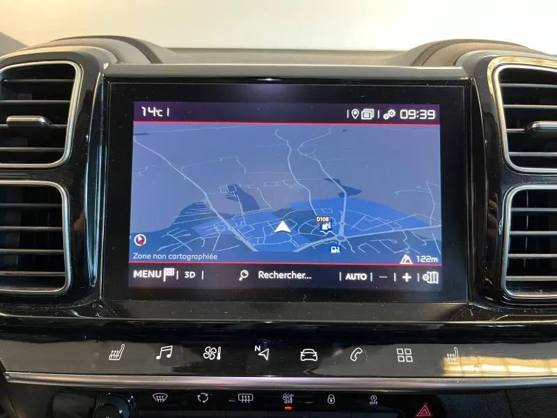 Écran tactile du système de navigation Citroën C5 Aircross 2020 affichant une carte en mode 3D.