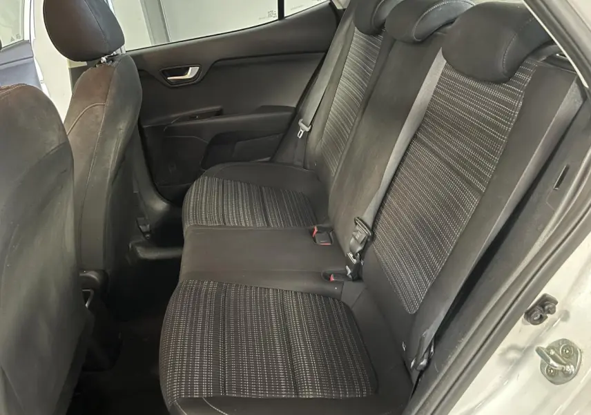 Vue intérieure côté droit des sièges arrière noirs à motifs gris du Kia Stonic blanc 2019.