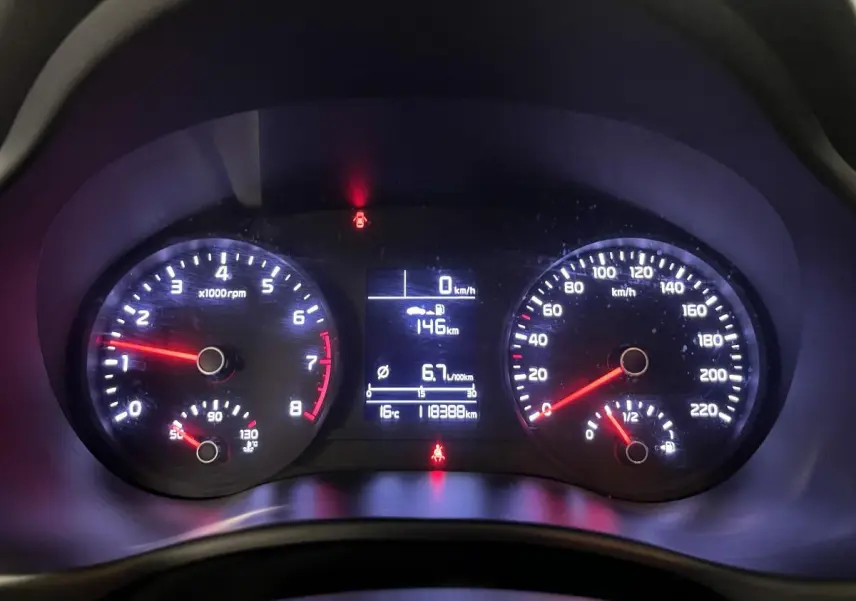 Vue rapprochée du tableau de bord du Kia Stonic blanc 2019 avec compte-tours et écran digital central allumé