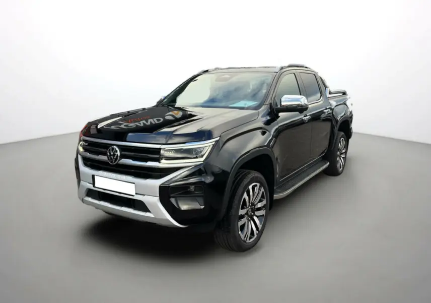 Volkswagen Amarok simple cabine noir 2025 en 3/4 avant droit avec jantes alliage et barres de toit chromées