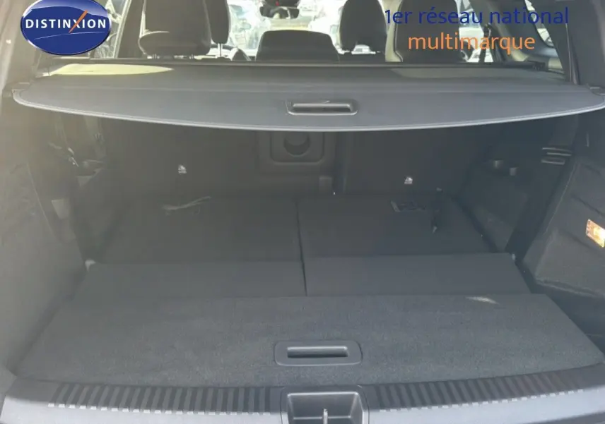 Coffre ouvert du Renault Espace 2025 noir étoile métal, montrant l'espace de chargement avec banquette arrière rabattue.