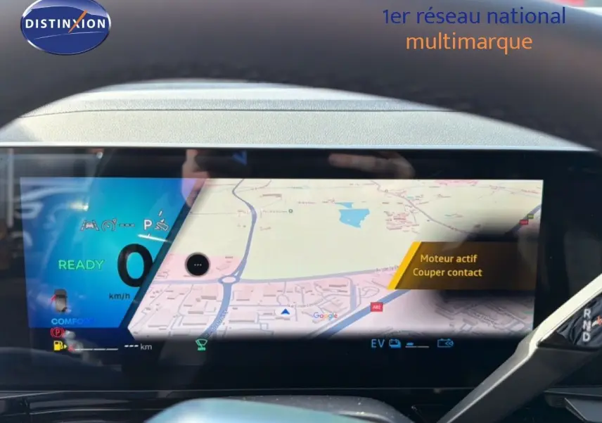 Tableau de bord numérique du Renault Espace noir étoile métal 2025, affichant navigation et état moteur actif.