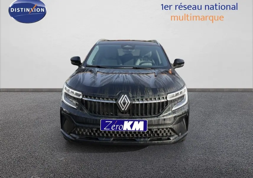 Vue frontale d'un Renault Espace 2025 noir étoile métal avec calandre marquée et phares LED allumés.