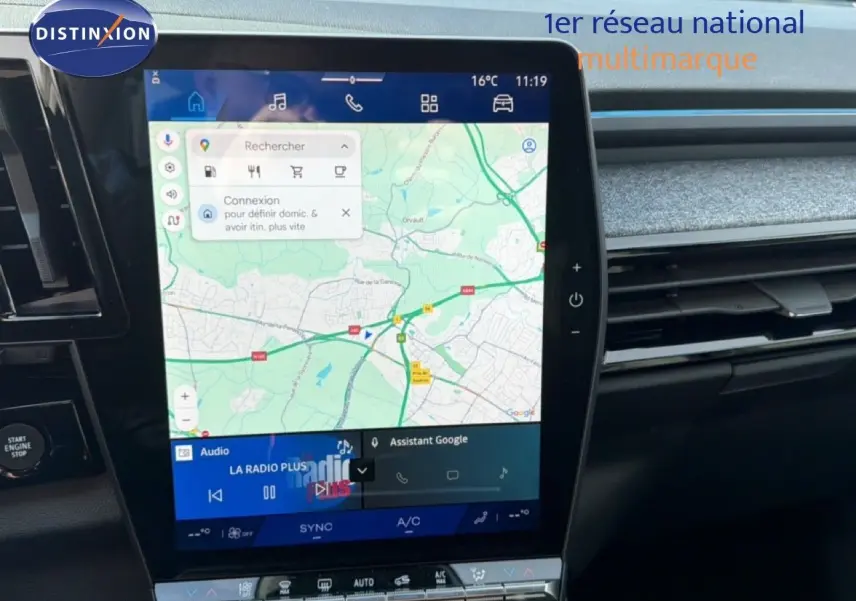Écran tactile central du tableau de bord du Renault Espace 2025 noir étoile métal, affichant la navigation GPS.