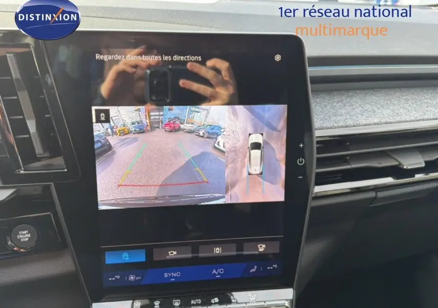 Vue rapprochée de l'écran central du Renault Espace noir étoile métal 2025 montrant la caméra de recul et l'aide au stationnement.