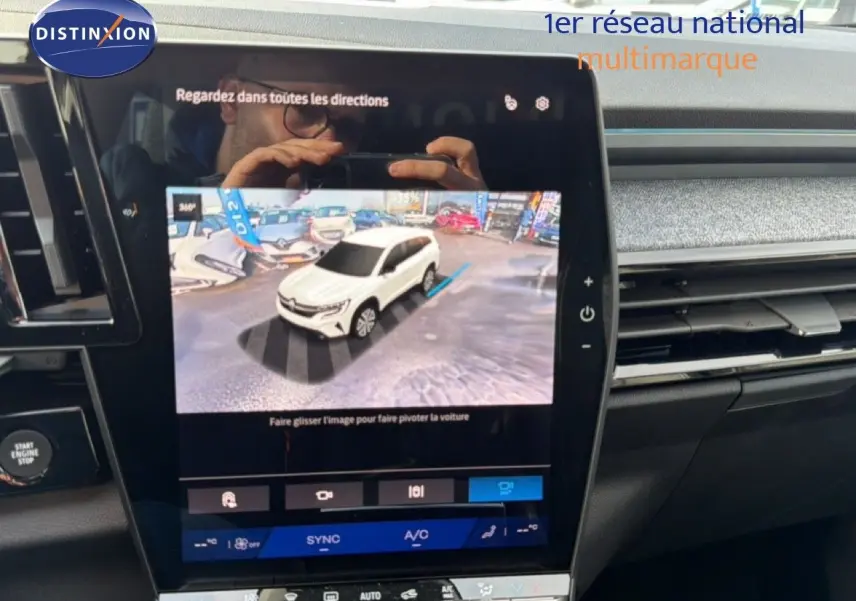 Écran tactile intérieur montrant la vue 360° d’un Renault Espace noir étoile métal en stationnement.