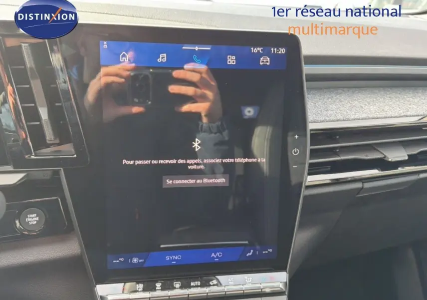 Écran tactile central du tableau de bord du Renault Espace 2025 noir étoile métal, avec commandes climatisation visibles.