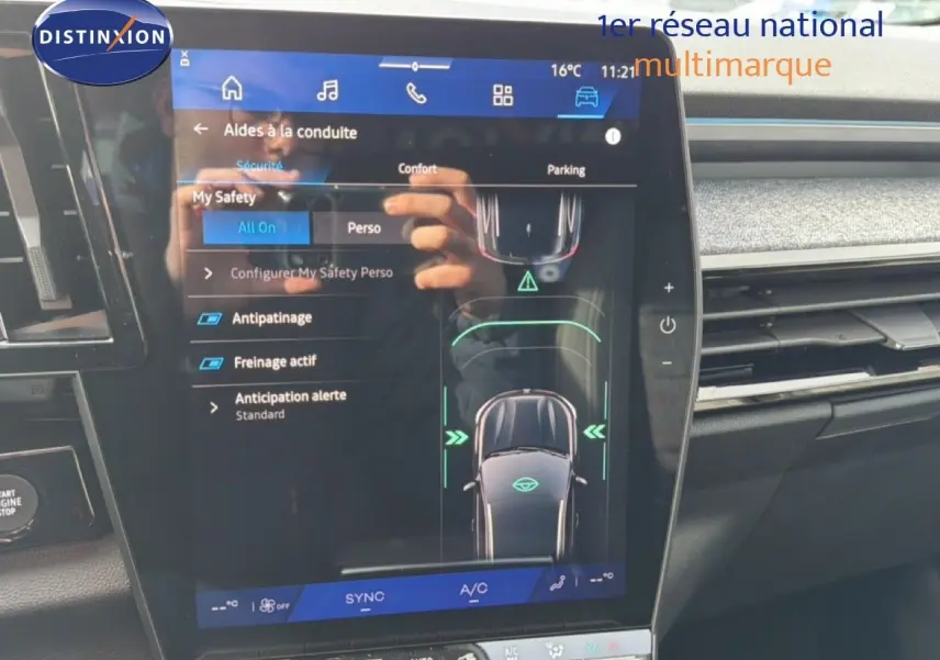 Écran tactile central du Renault Espace 2025 noir étoile métal affichant les aides à la conduite en mode confort.