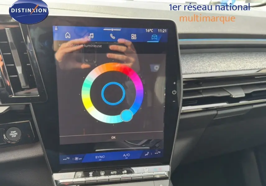 Écran tactile central du tableau de bord du Renault Espace 2025, affichant le réglage d'ambiance lumineuse.