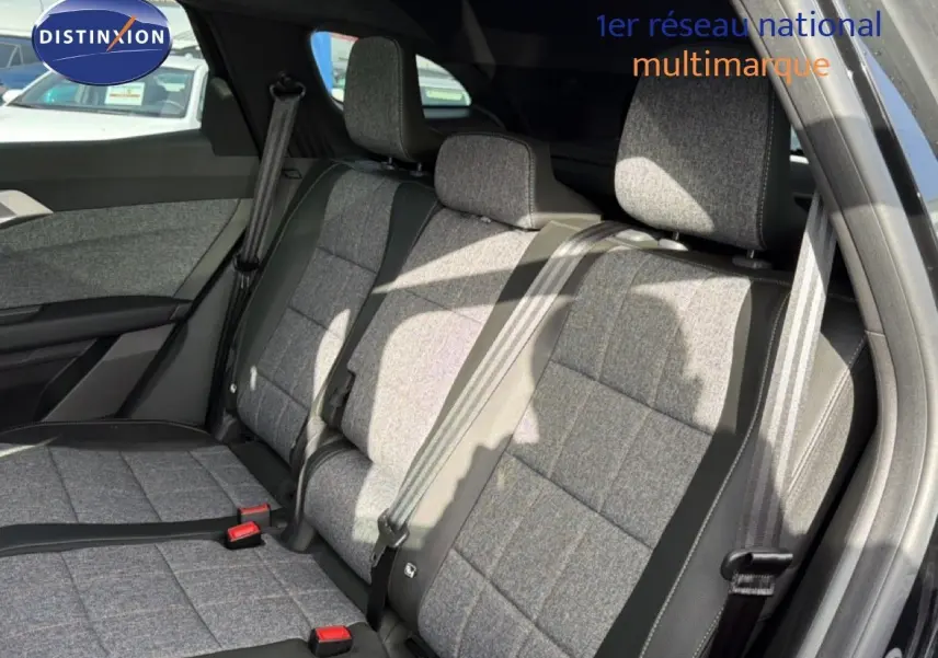 Vue intérieure sur les sièges arrière en tissu gris avec ceintures, dans un Renault Espace noir étoile métal 2025.