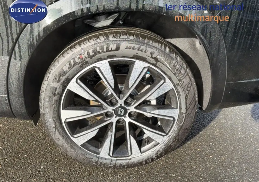 Gros plan sur la roue avant gauche du Renault Espace noir étoile métal avec jante alliage 19 pouces biton.