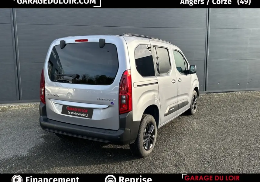 Vue 3/4 arrière droite d'un Citroën Berlingo gris clair 2024 avec vitres teintées et jantes noires.