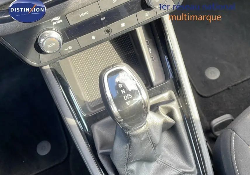 Gros plan sur la console centrale et levier de vitesse automatique d’une Skoda Kamiq gris argent 2025.
