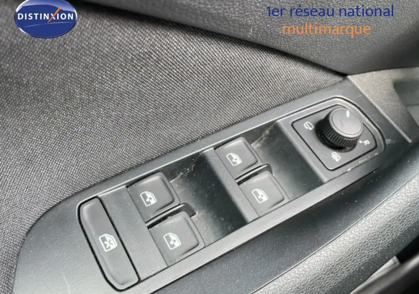 Gros plan sur les commandes des vitres électriques et rétroviseurs dans une Skoda Kamiq gris argent 2025, côté conducteur.