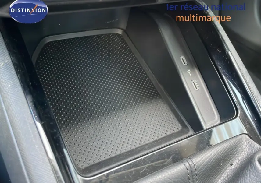 Gros plan sur la console centrale noire avec ports USB du Skoda Kamiq gris argent 2025, version Selection.