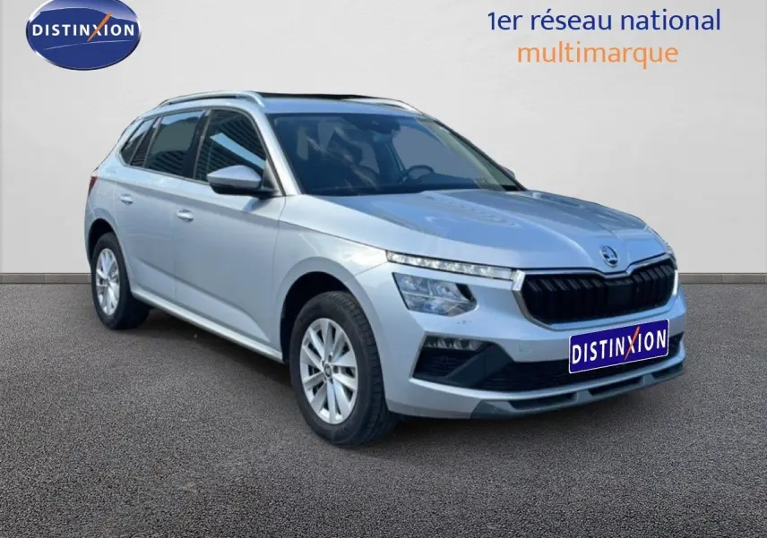 Vue 3/4 avant d'un Skoda Kamiq gris argent métal 2025 avec calandre noire et jantes alliage argentées.