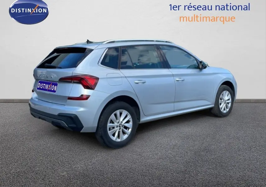 Vue 3/4 arrière droite d'un Skoda Kamiq gris argent métal 2025 avec jantes alliage et feux arrière LED distinctifs.