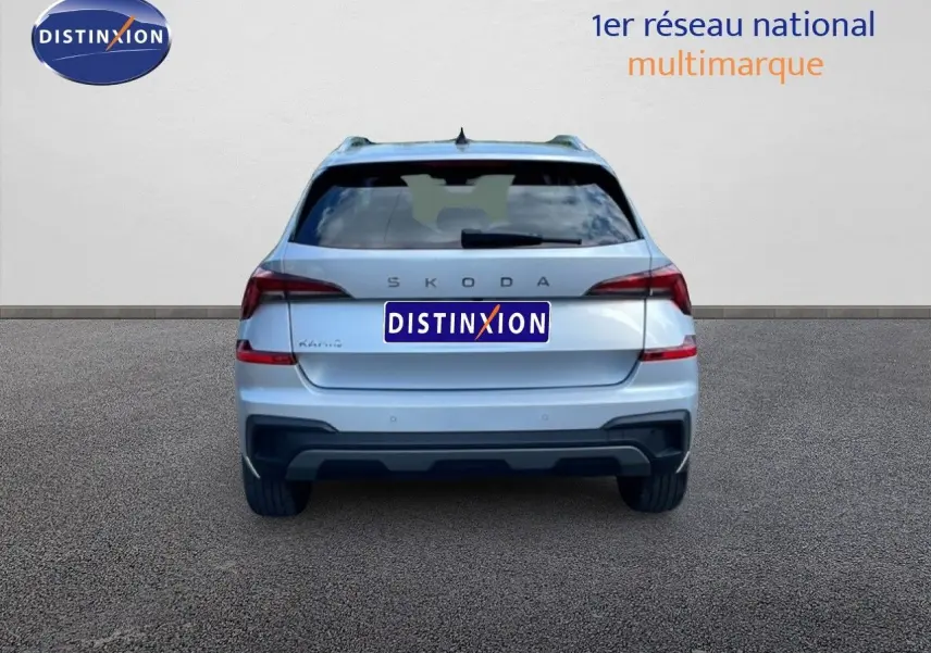 Vue arrière d’un Skoda Kamiq gris argent métallisé 2025, avec feux LED et logo distinctif bien visibles.