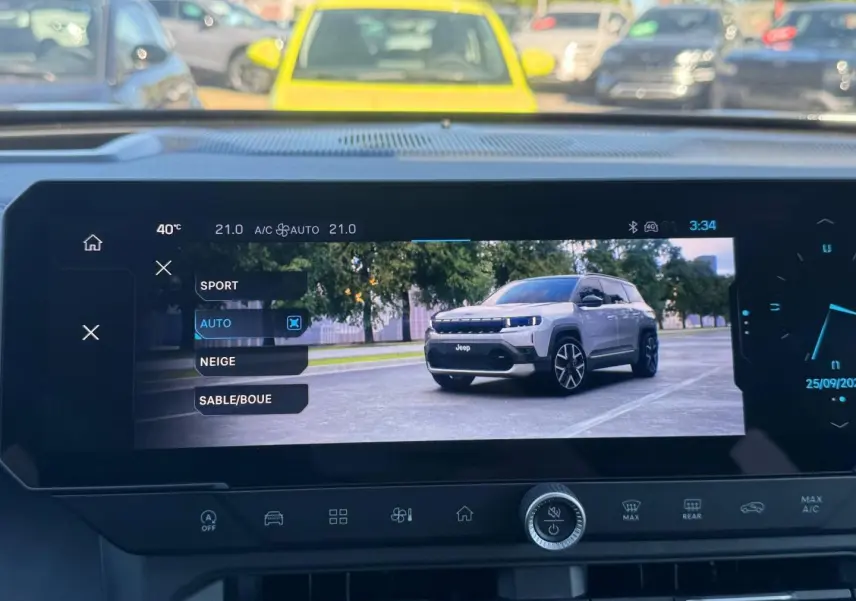 Vue avant droite du Jeep Compass 2026 couleur Yosemite avec toit noir affiché sur l'écran tactile du tableau de bord.
