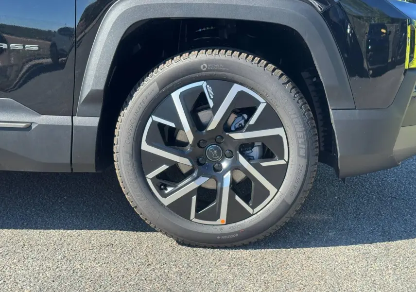 Gros plan sur la roue avant droite du Jeep Compass Yosemite noir, mettant en valeur la jante alu au design moderne.