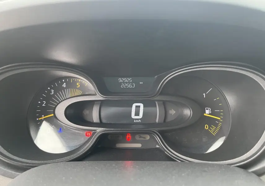 Tableau de bord noir du Renault Trafic Fourgon blanc, affichant 0 km/h et jauge carburant presque vide.