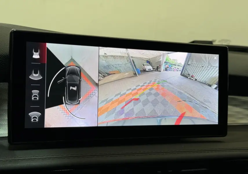 Affichage écran tactile intérieur montrant la caméra de recul et l'aide au stationnement du tableau de bord ALFA ROMEO Tonale rouge