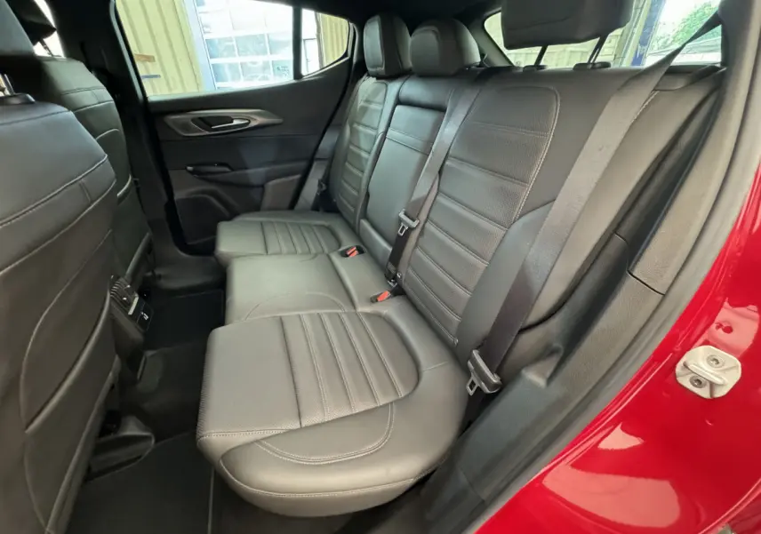 Vue côté droit de la banquette arrière en cuir noir dans l'Alfa Romeo Tonale rouge édition spéciale 2023.