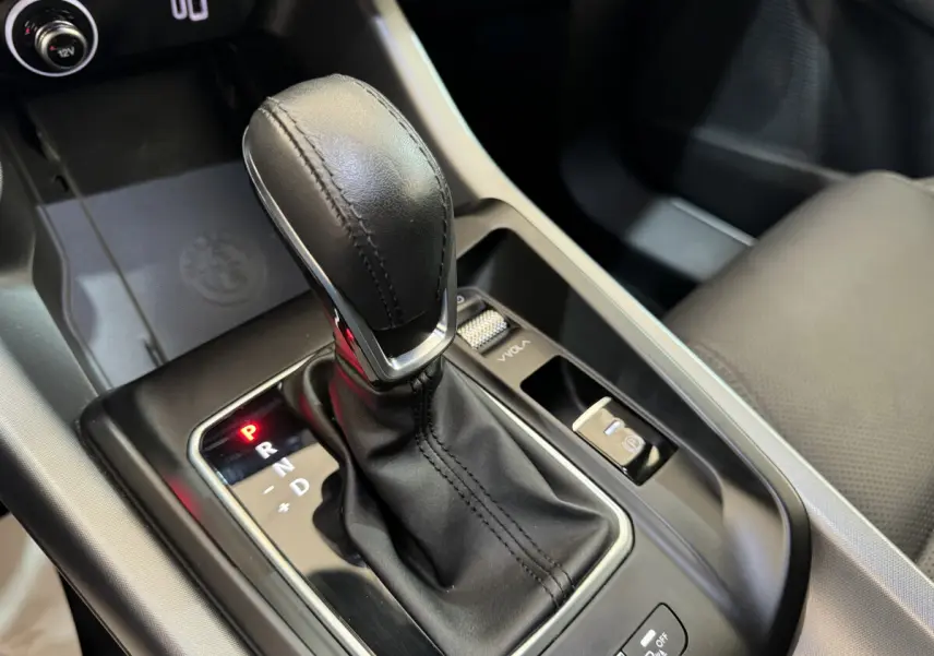 Le levier de vitesses noir en cuir de l'Alfa Romeo Tonale 2023, vue rapprochée de la console centrale.