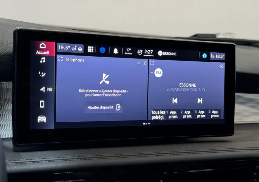 Écran tactile central de 26,2 cm affichant menu téléphone et radio dans l'Alfa Romeo Tonale rouge 2023.