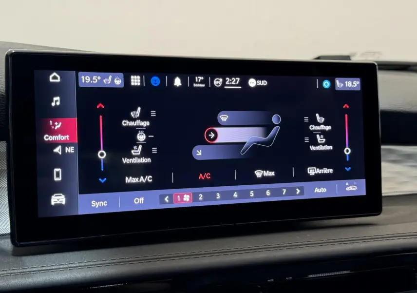 Écran tactile central affichant la climatisation digitale dans l'Alfa Romeo Tonale rouge, vue intérieure rapprochée.