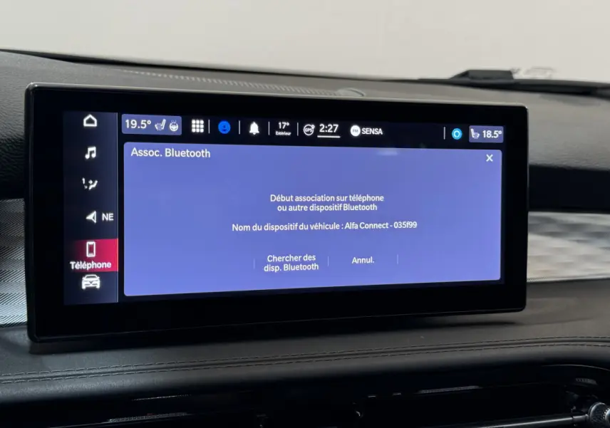 Écran tactile central affichant l'association Bluetooth dans l'habitacle de l'Alfa Romeo Tonale rouge 2023