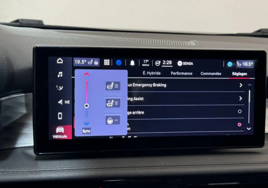 Écran tactile central de l'Alfa Romeo Tonale 2023 affichant les réglages de climatisation et d'assistance au freinage