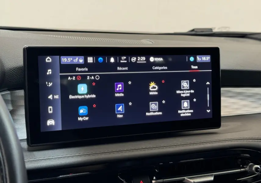 Écran tactile central de 26,2 cm affichant le menu multimédia dans l'habitacle de l'Alfa Romeo Tonale rouge.