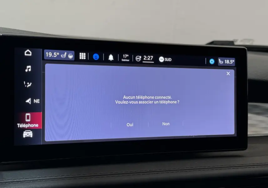 Écran tactile central du tableau de bord de l'Alfa Romeo Tonale rouge, affichant la connexion téléphone.