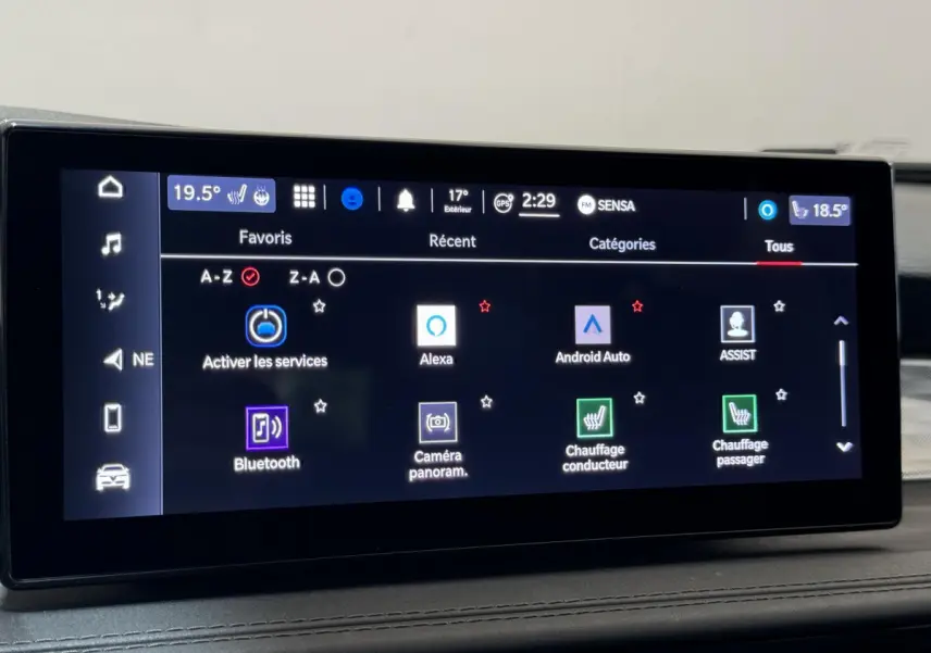 Écran tactile central de l'Alfa Romeo Tonale rouge 2023 affichant les options Alexa et Android Auto