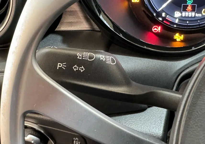 Gros plan sur la manette de clignotant noire et le tableau de bord partiel de l'Alfa Romeo Tonale 2023.