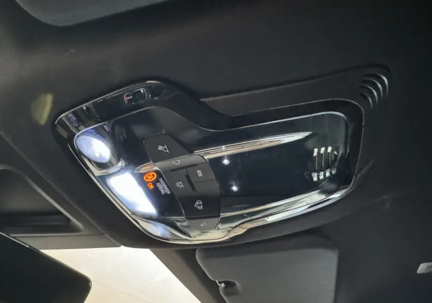 Plafonnier intérieur noir avec commandes d'éclairage et témoin passager actif dans un Alfa Romeo Tonale rouge 2023