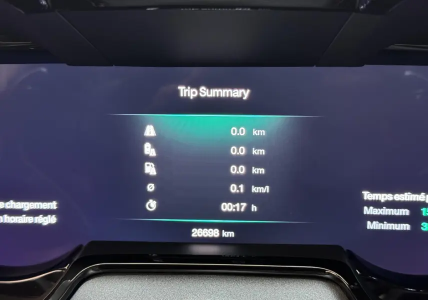 Affichage numérique du tableau de bord de l'Alfa Romeo Tonale rouge, montrant le résumé du trajet et le kilométrage.