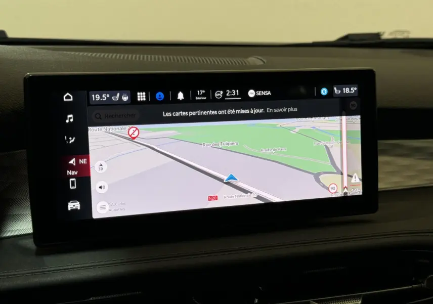 Écran tactile central affichant la navigation dans l'habitacle d'une Alfa Romeo Tonale rouge de 2023.