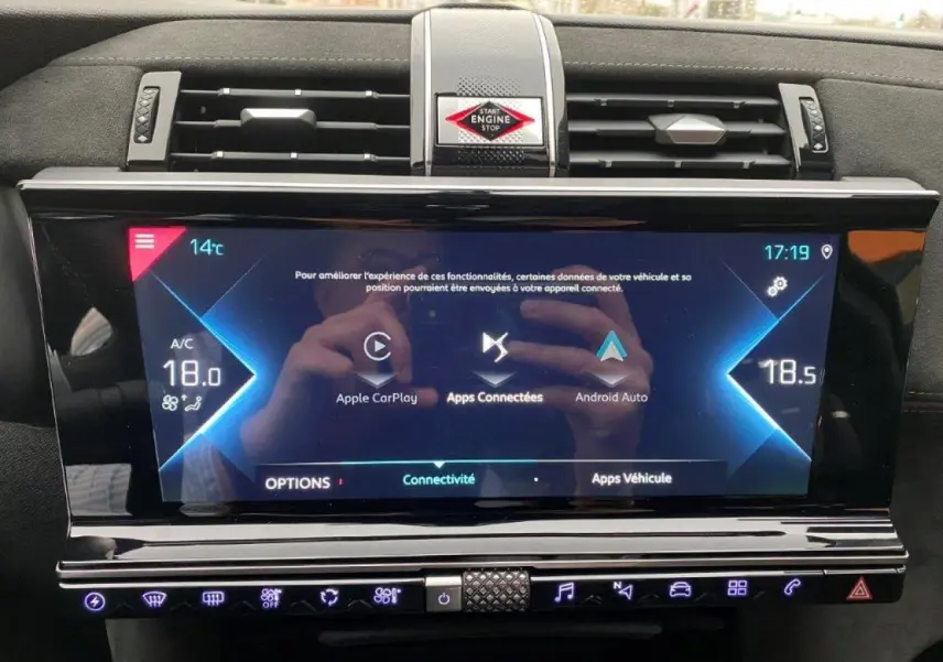 Écran tactile central du tableau de bord du DS7 Crossback E-Tense 2021, affichant connectivité Apple CarPlay et Android Auto.