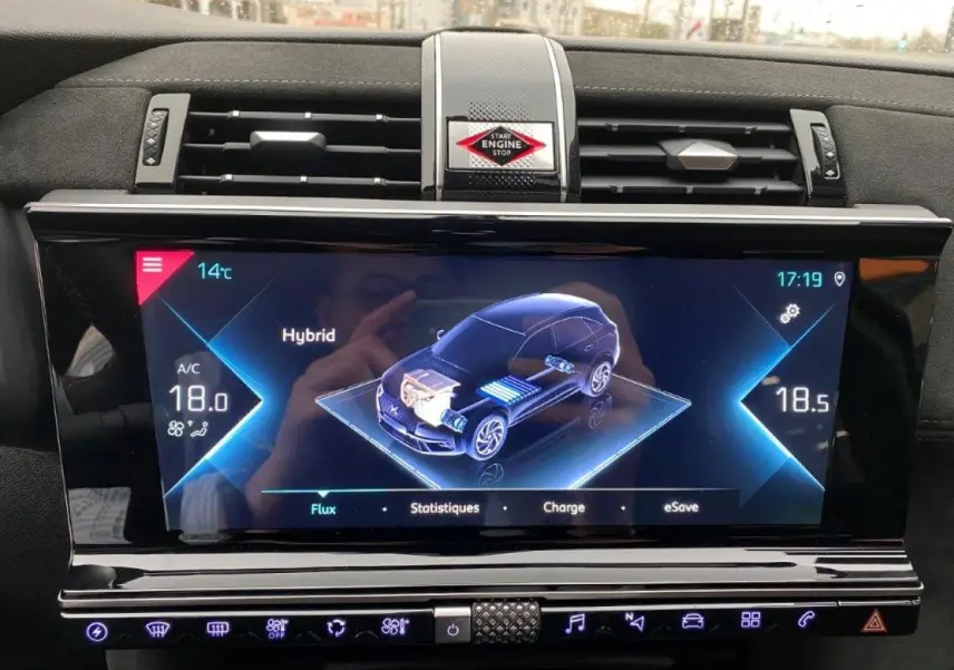Écran tactile du tableau de bord du DS7 Crossback E-Tense 2021 montrant l'interface hybride avec commandes climatisation.