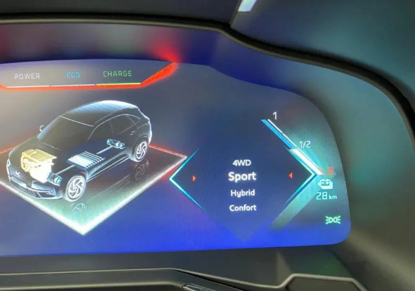 Affichage numérique du tableau de bord du DS7 Crossback E-Tense 2021 montrant le mode 4WD Sport en hybride avec autonomie batterie de 28 km.