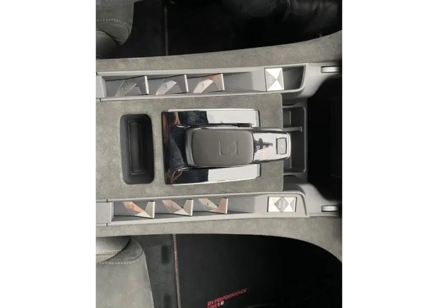 Vue plongeante sur la console centrale du DS7 Crossback E-Tense 300 gris platinium, avec levier de vitesses et commandes tactiles.