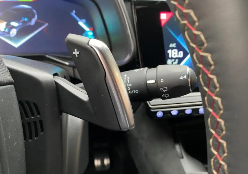 Gros plan sur la palette de changement de vitesse côté droit du volant dans l'habitacle du DS7 Crossback gris platinium.
