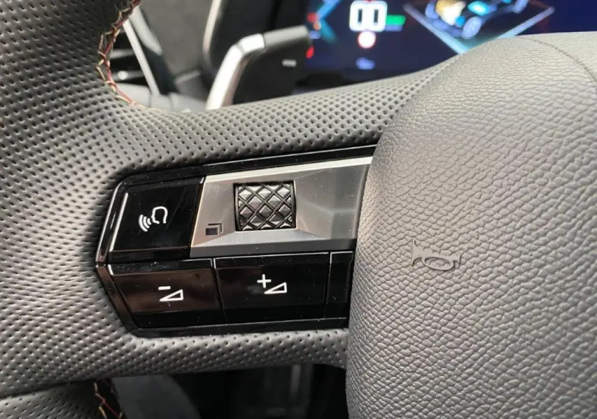 Gros plan sur les commandes gauche du volant en cuir perforé gris du DS7 Crossback E-Tense 2021.