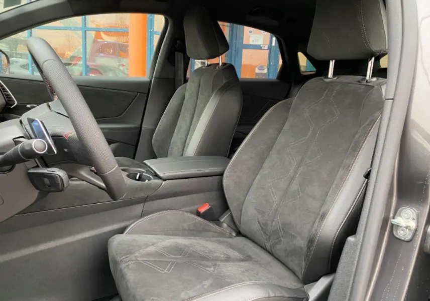 Intérieur du DS7 Crossback E-Tense 2021, vue côté conducteur, sièges en cuir et alcantara gris avec surpiqûres.
