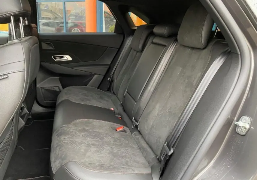 Vue latérale droite de l'intérieur arrière du DS7 Crossback gris platinium, montrant les sièges en cuir et alcantara.
