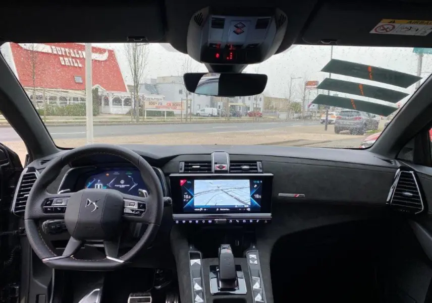 Vue intérieure du tableau de bord du DS7 Crossback E-Tense 300 gris platinium, avec écran tactile et volant multifonction.