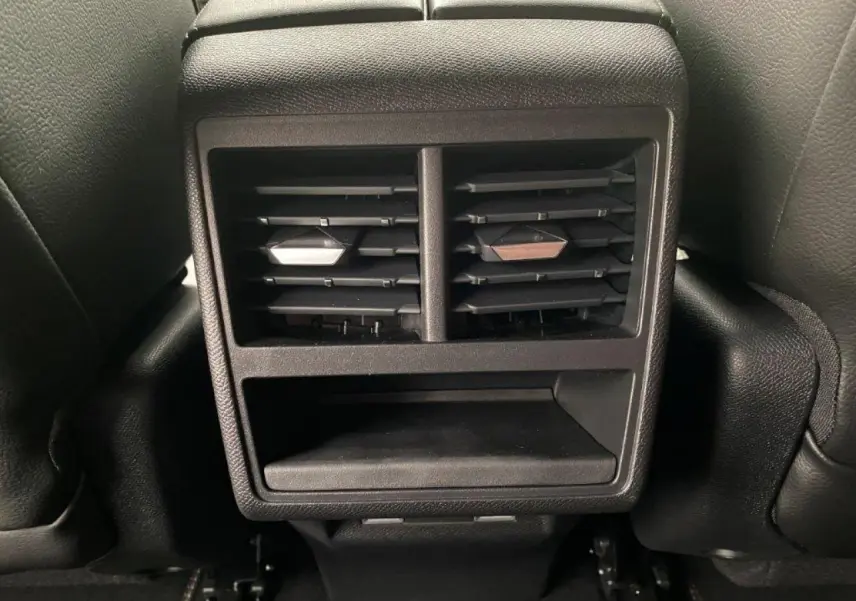 Grille d'aération arrière noire du DS7 Crossback E-Tense 2021, avec rangement intégré sous les buses.